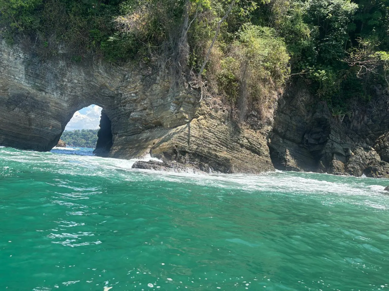 Cueva y cascada en la costa de Uvita, Costa Ballena