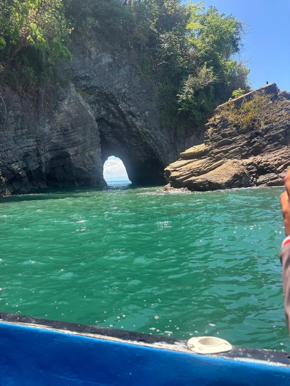 Arco de roca y aguas turquesa en el Parque Nacional Marino Ballena, Uvita