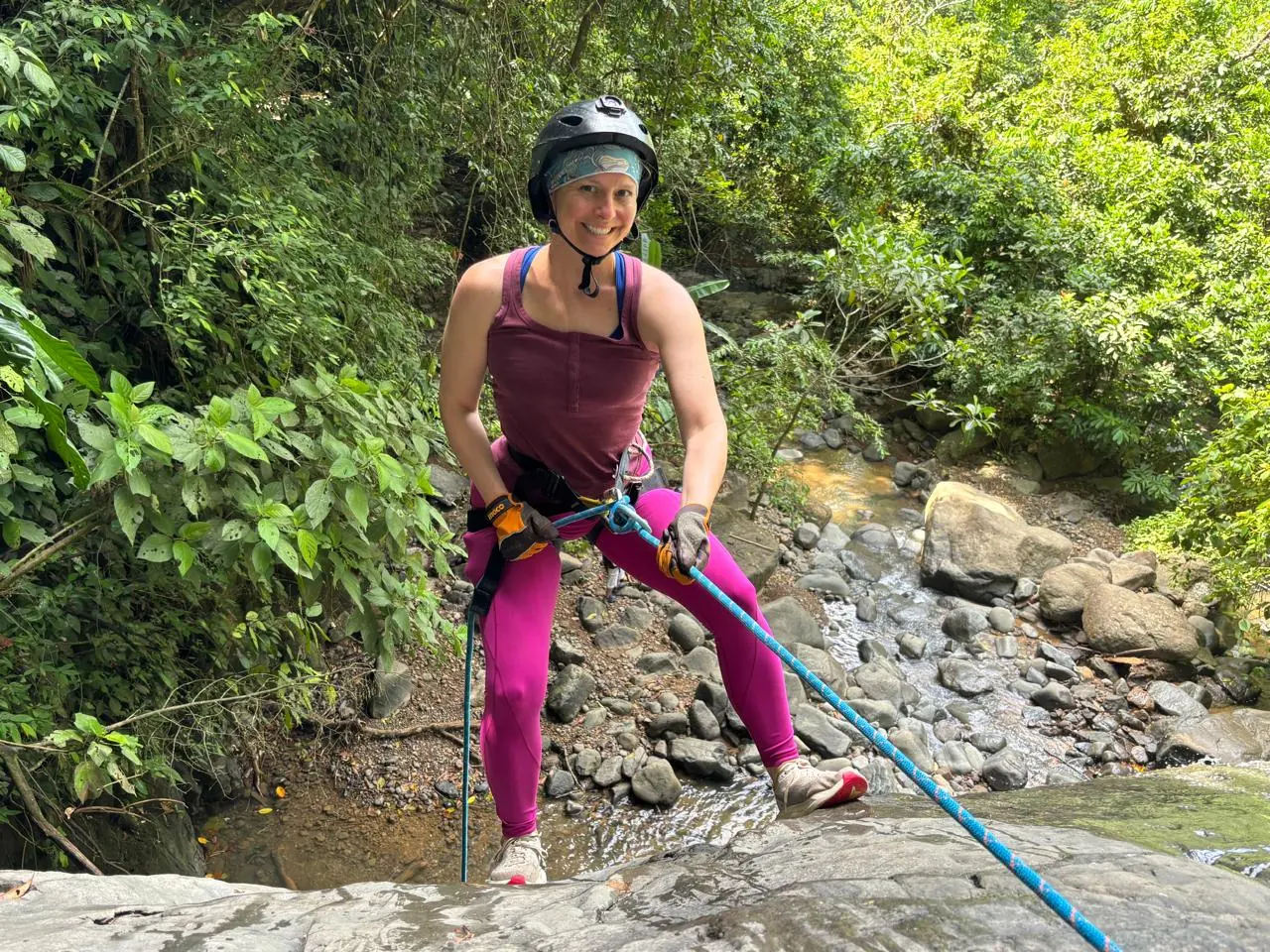 Aventura de rappel en cascada cerca de Uvita, Costa Ballena
