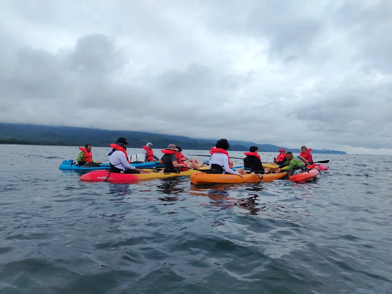 Grupo haciendo kayak en el mar frente a Uvita