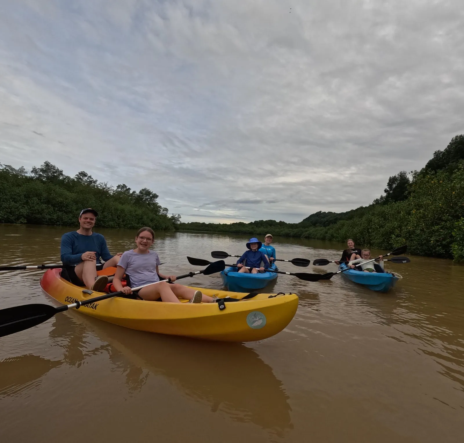 Familia en kayak en los manglares de Uvita