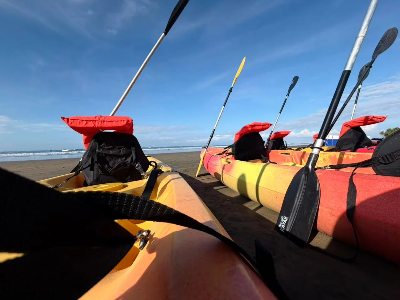 Tour de kayak saliendo desde la playa de Uvita