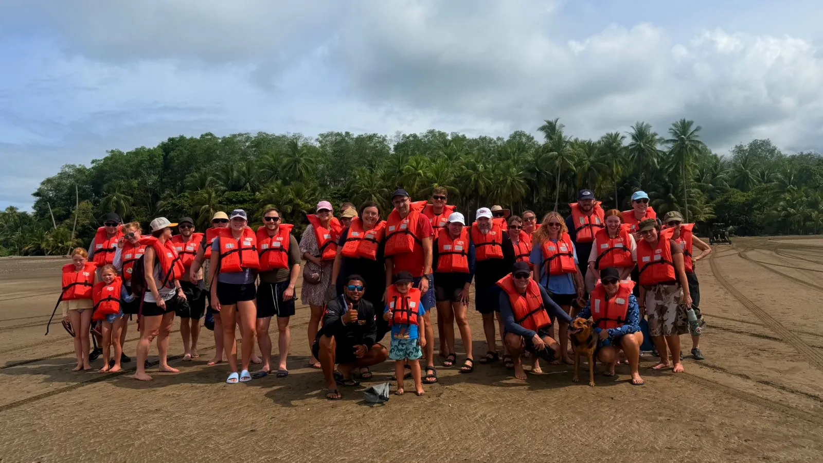 Grupo de visitantes listos para el tour de kayak en Uvita