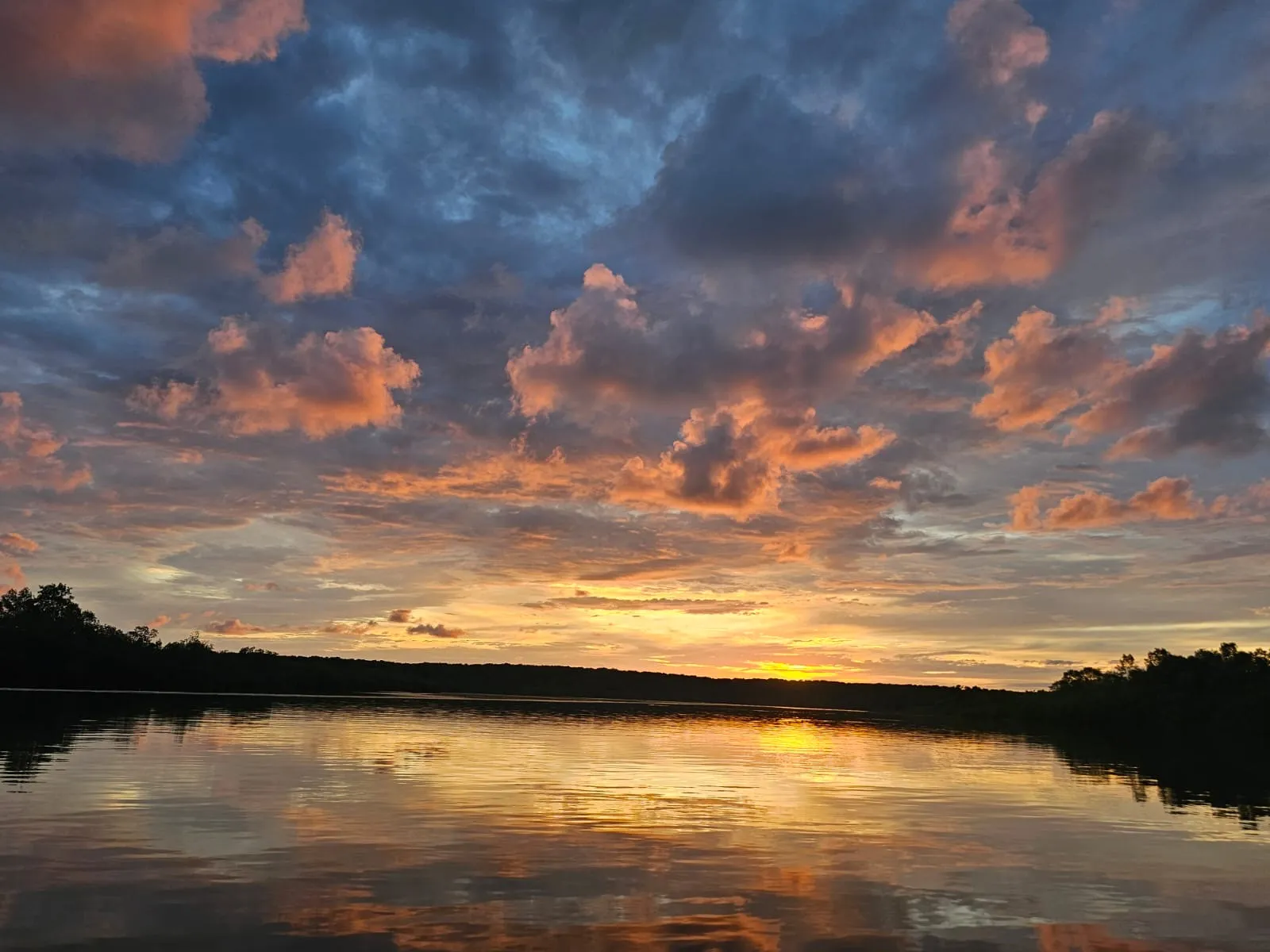 Atardecer sobre el manglar en Uvita, Costa Ballena
