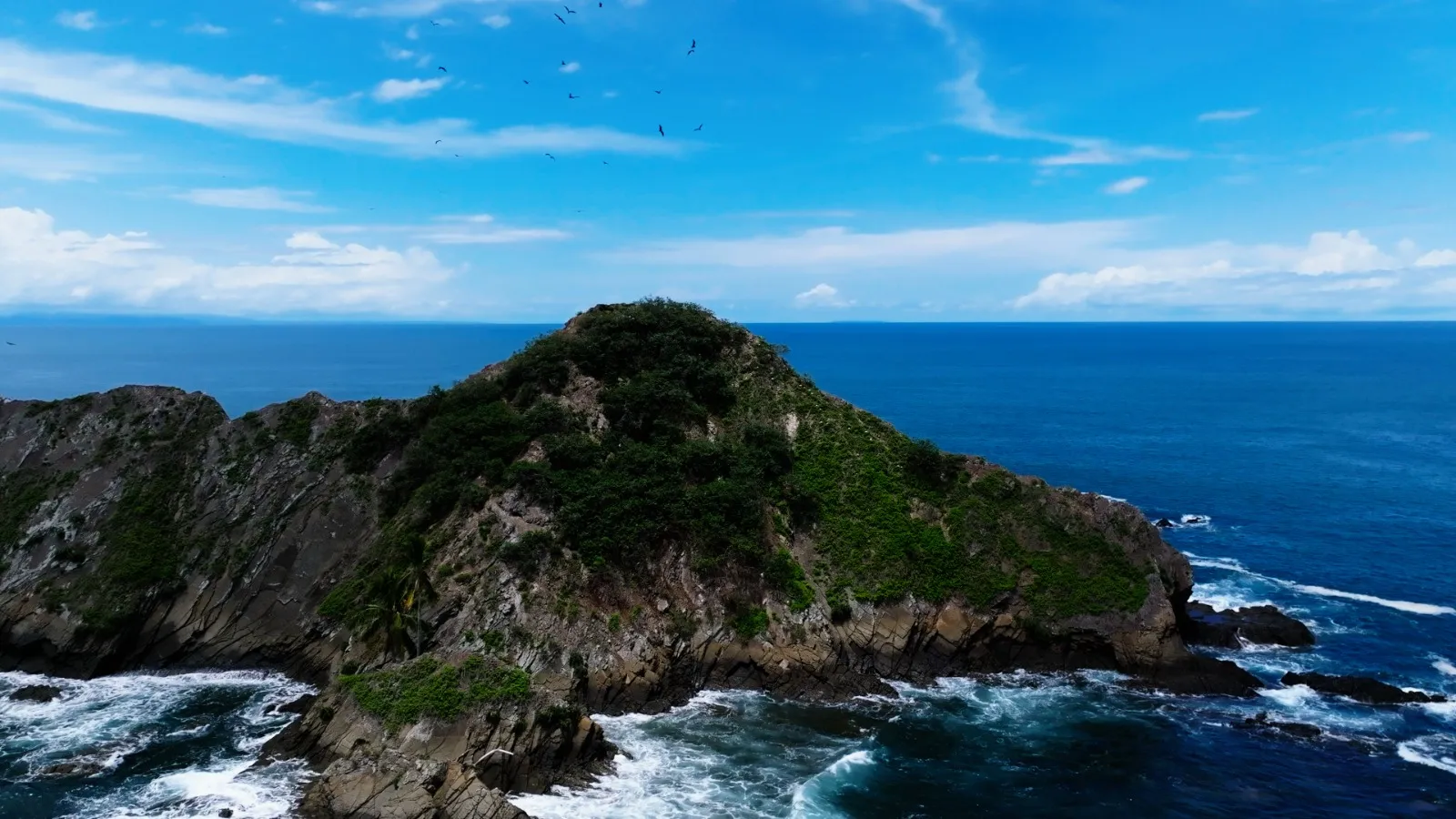 Costa rocosa y mar azul del Pacífico de Costa Rica, vista aérea