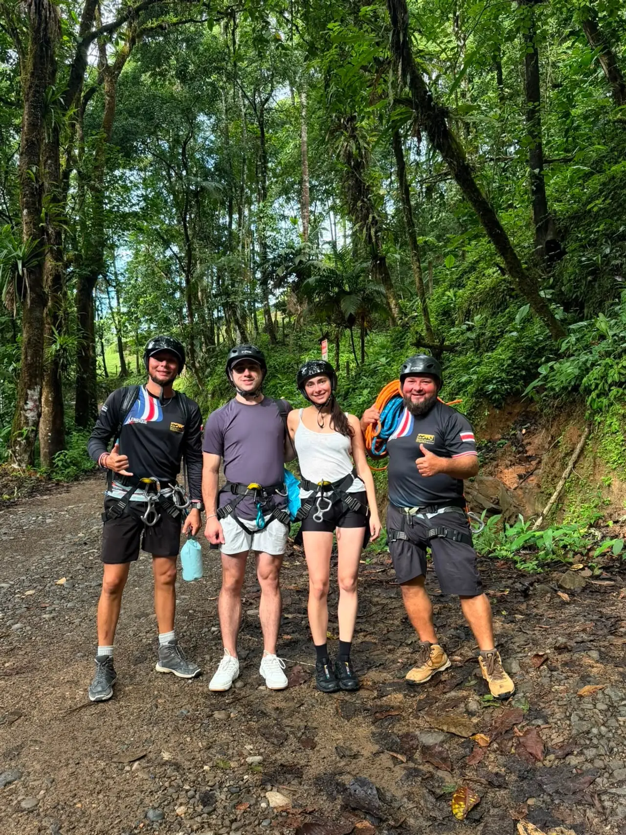 Grupo con equipo de aventura antes del rappel en Uvita