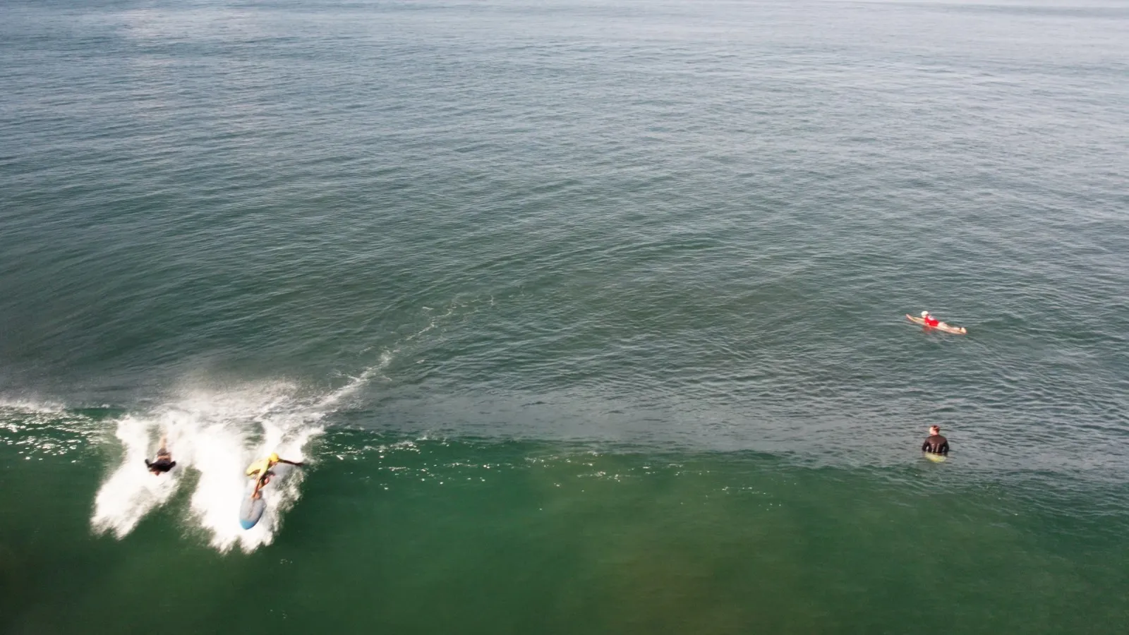 Surfistas en una ola del Pacífico de Costa Rica, vista aérea